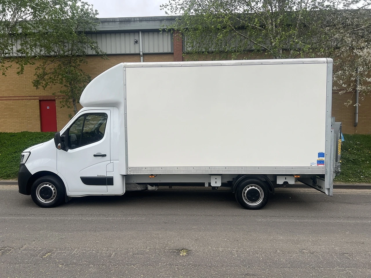 2025 Renault Master Luton Box Van — side view