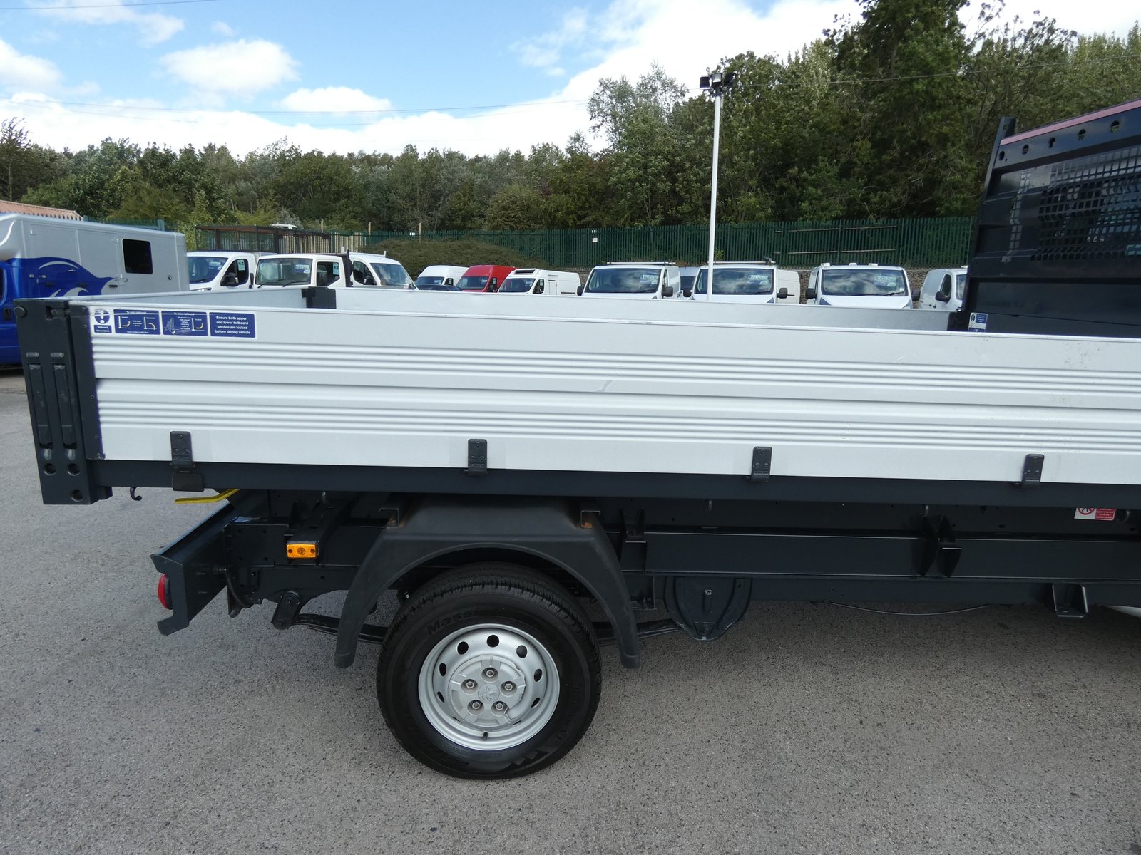2018 Peugeot Boxer Tipper Van — photo 1 of 11
