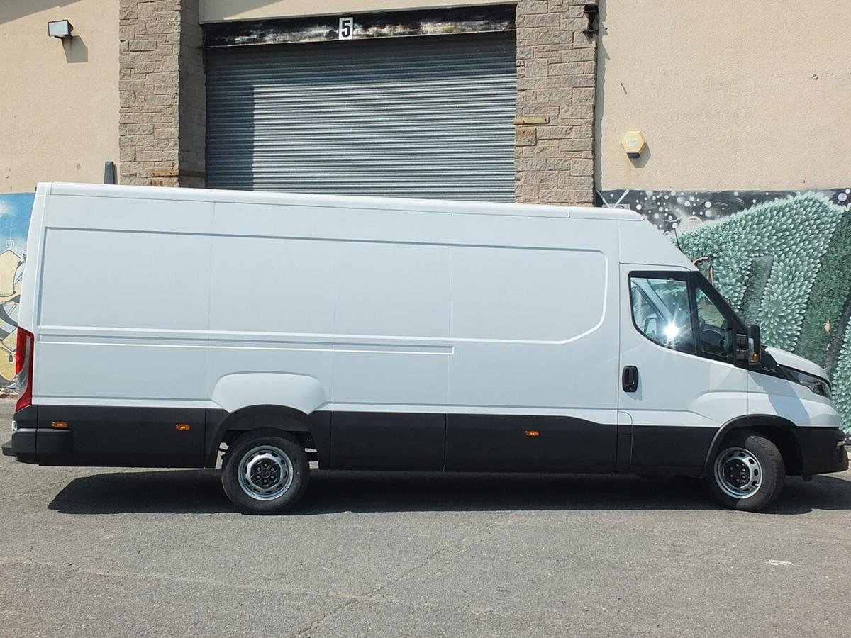 2025 Iveco Daily Panel Van — photo 9 of 9