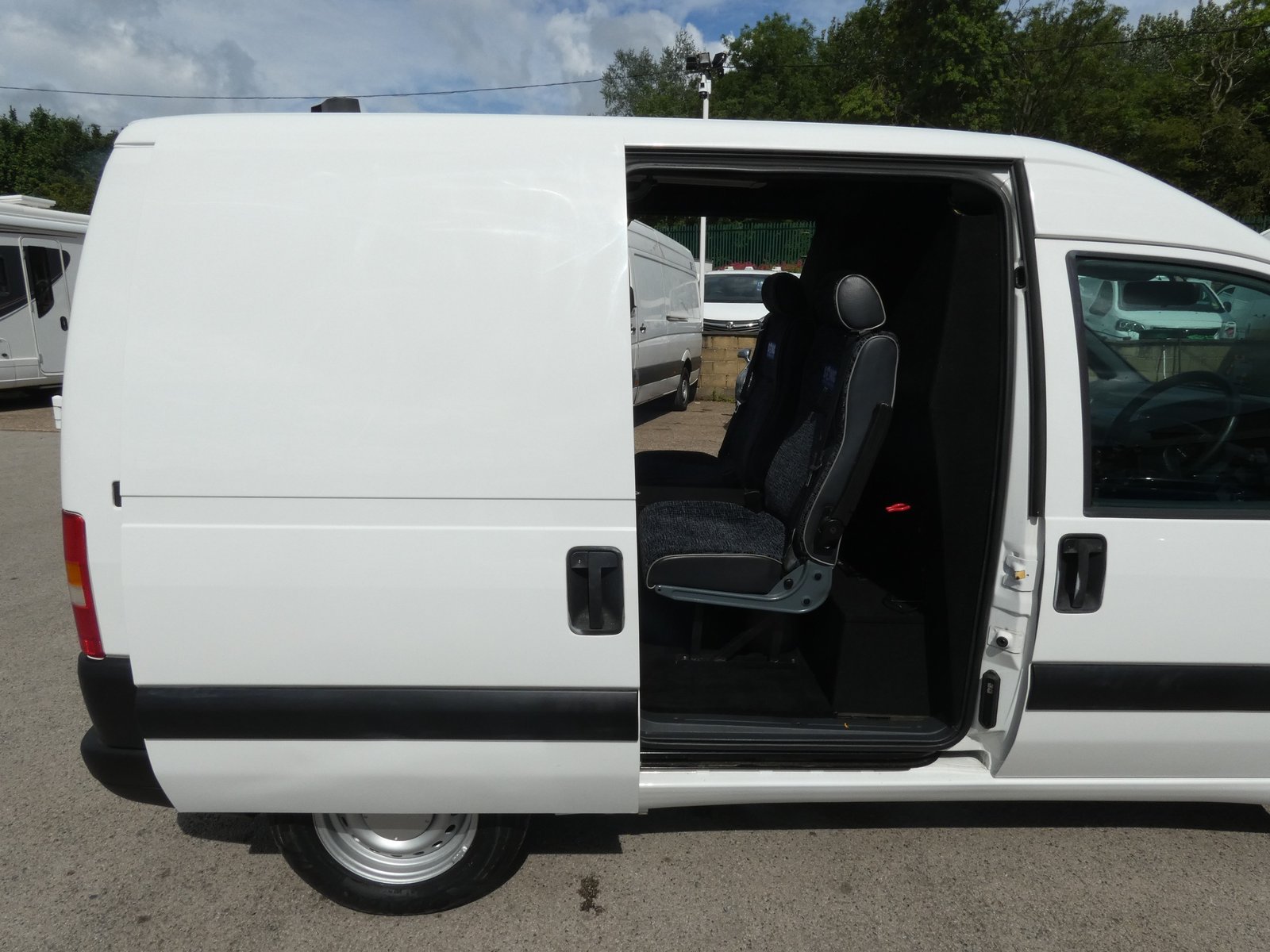 2005 Peugeot Expert Panel Van — photo 1 of 17